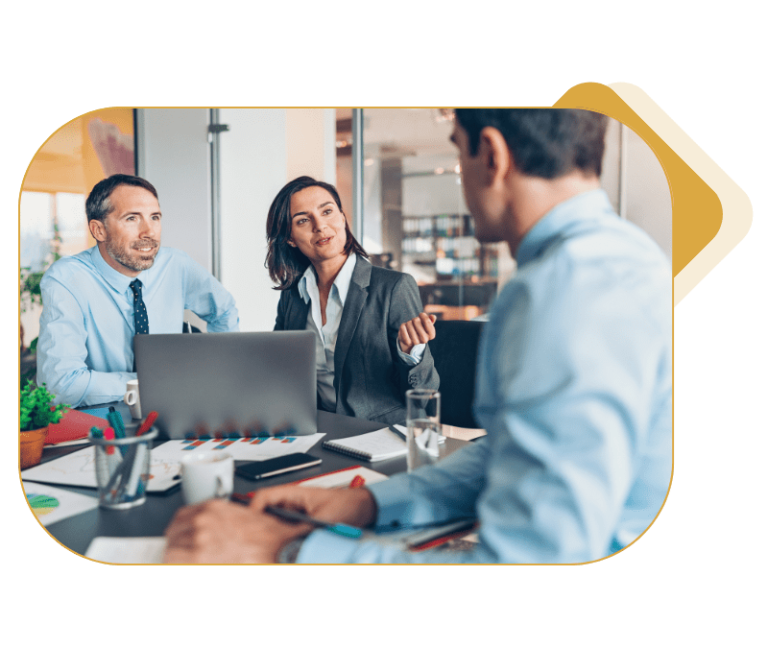 Contador analisando dados financeiros e oferecendo contabilidade consultiva para empresas.